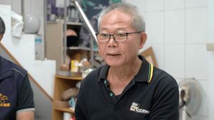 郭發財是基隆暖暖防跌工班班長,以志願者的身分到加戶裡協助環境改善、減少跌倒風險。(圖/記者陳建彰攝) ▲郭發財是防跌工班班長,以志願者的身分到加戶裡協助環境改善、減少跌倒風險。(圖/記者陳建彰攝)