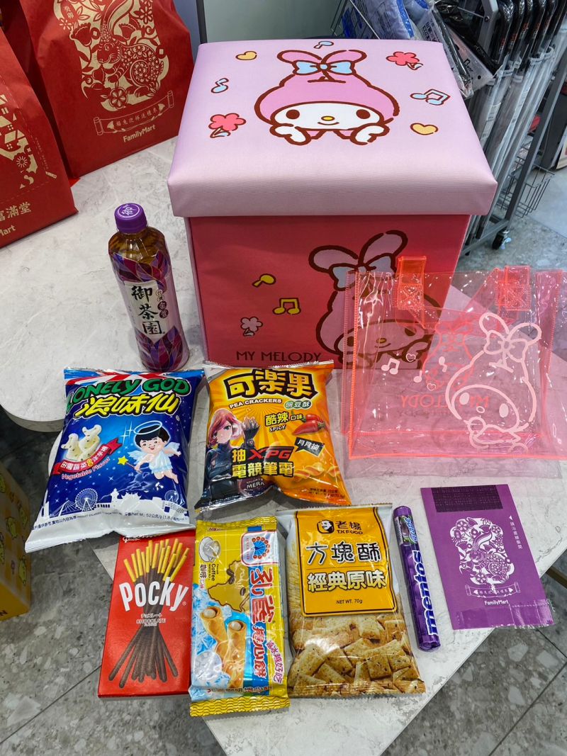 ▲399元肖像福袋是摺疊收納凳、果凍包、價值200元的零食糖餅組合、紫色加碼抽獎券。(圖/記者黃韻文攝)