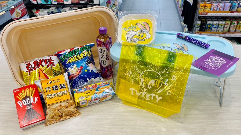 ▲699元肖像福袋是伸縮收納籃、果凍包、價值200元的零食糖餅組合、紫色加碼抽獎券。(圖/記者黃韻文攝)