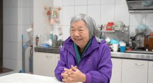 基隆暖暖居民葉素真是防跌工班的協助對象,也曾提供四川泡菜教學坐為換工。(圖/記者陳建彰攝) ▲生性爽朗的葉素真,談到從小在父母身邊耳濡目染學會至做四川泡菜,很開心將泡菜作法傳承下去。(圖/記者陳建彰攝)