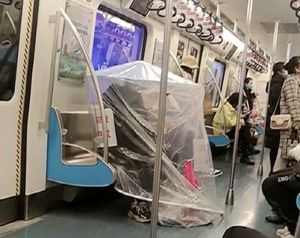 中國疫情直接蓋牌！他搭地鐵怕爆「自備帳篷」　乘客驚呆
