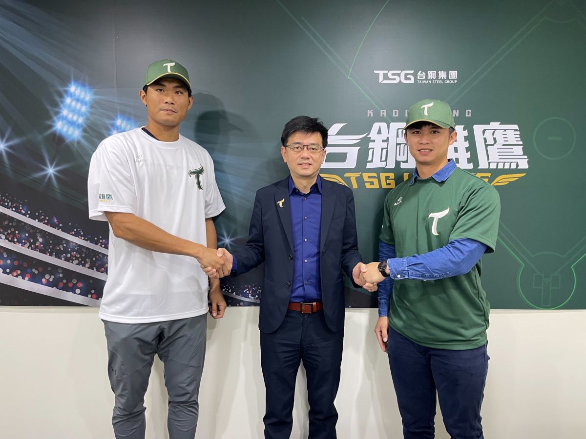 ▲台鋼雄鷹網羅前中信兄弟捕手吳明鴻(左)、投手楊達翔(右)(圖/台鋼雄鷹球團提供)
