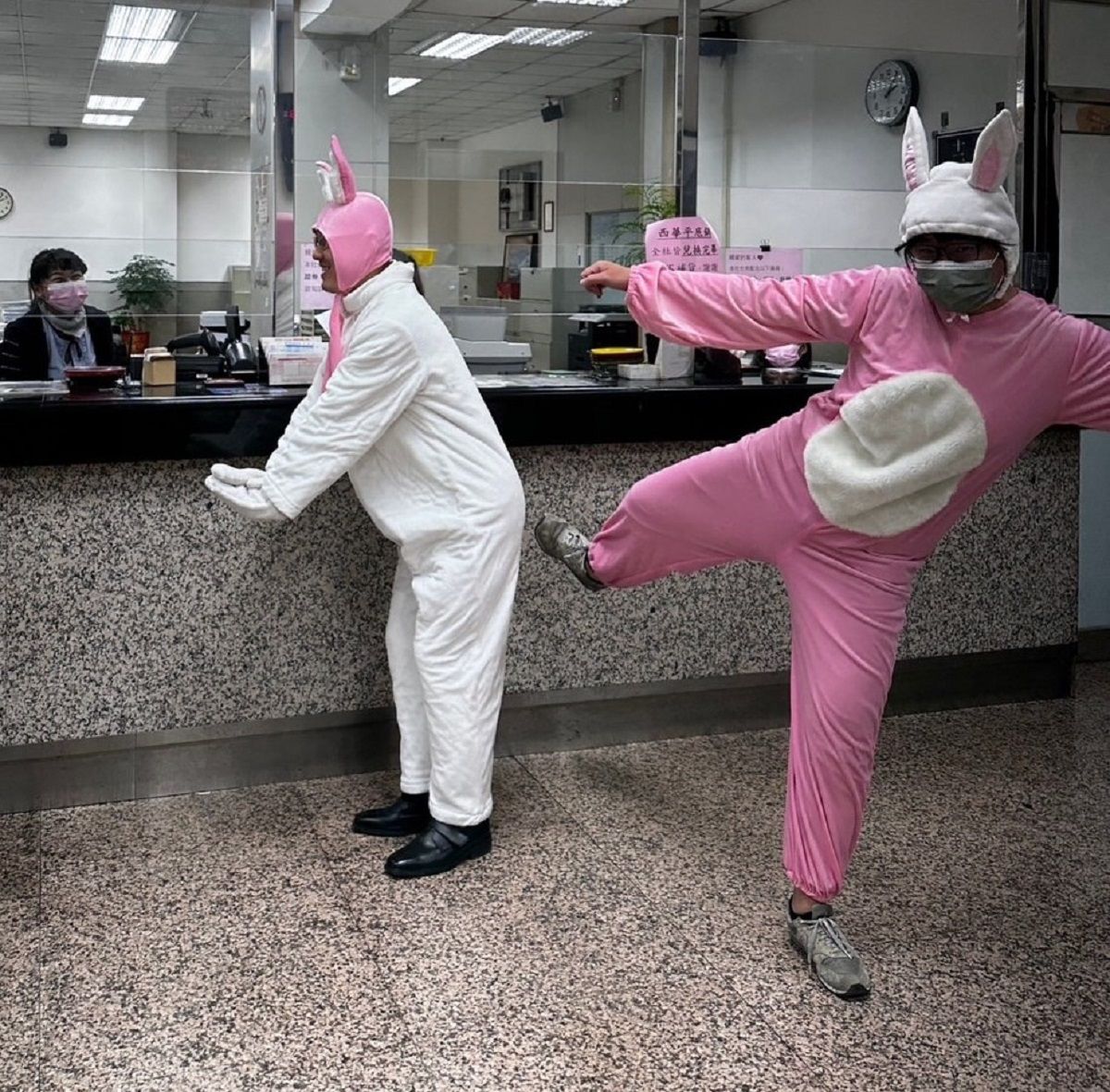 ▲為了宣導金融機構防搶，中市第一分局兩名穿著兔裝的員警，巧扮搶匪去搶銀行，詼諧路線更吸引民眾目光(圖/記者鄧力軍翻攝)