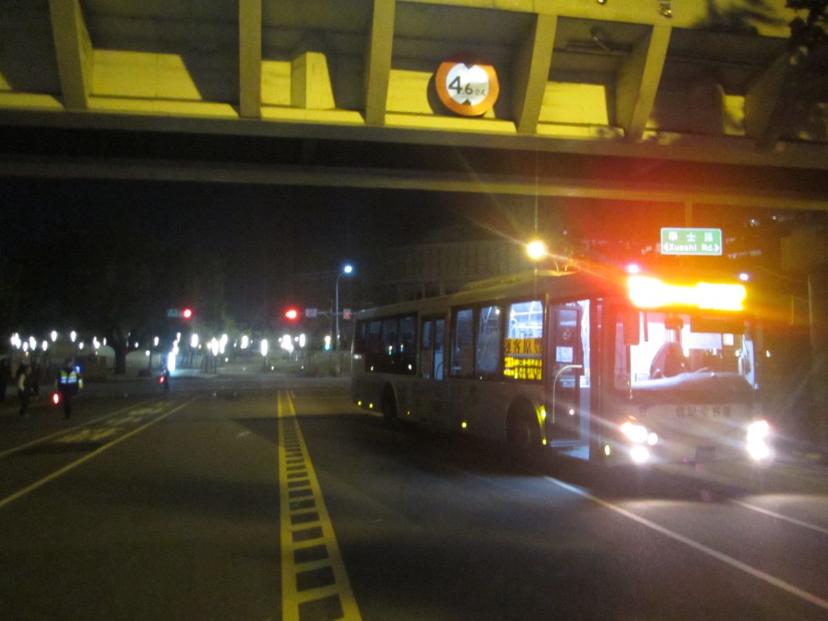 ▲台中市豐原客運280路公車左轉時撞上過馬路的伊拉克籍季男一家3口，妻、兒不治，季男輕傷。有民眾指出此公車已違規多次，市府表示，經業者詳查，同車但不同駕駛。（圖／翻攝畫面）