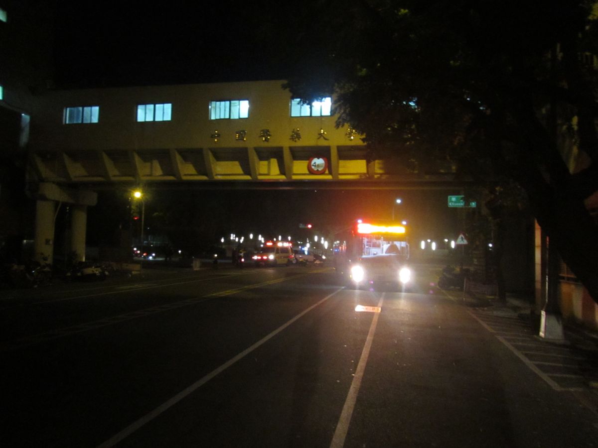 ▲台中市27日深夜11點多，發生一家三口推娃娃車過馬路時，遭豐原客運公車左轉撞上，30歲的李姓媽媽與1歲大的兒子當場遭慘輾斃，搶救仍不治身亡，獨留伊拉克籍季姓丈夫，面臨天人永隔之苦。（圖／翻攝畫面）