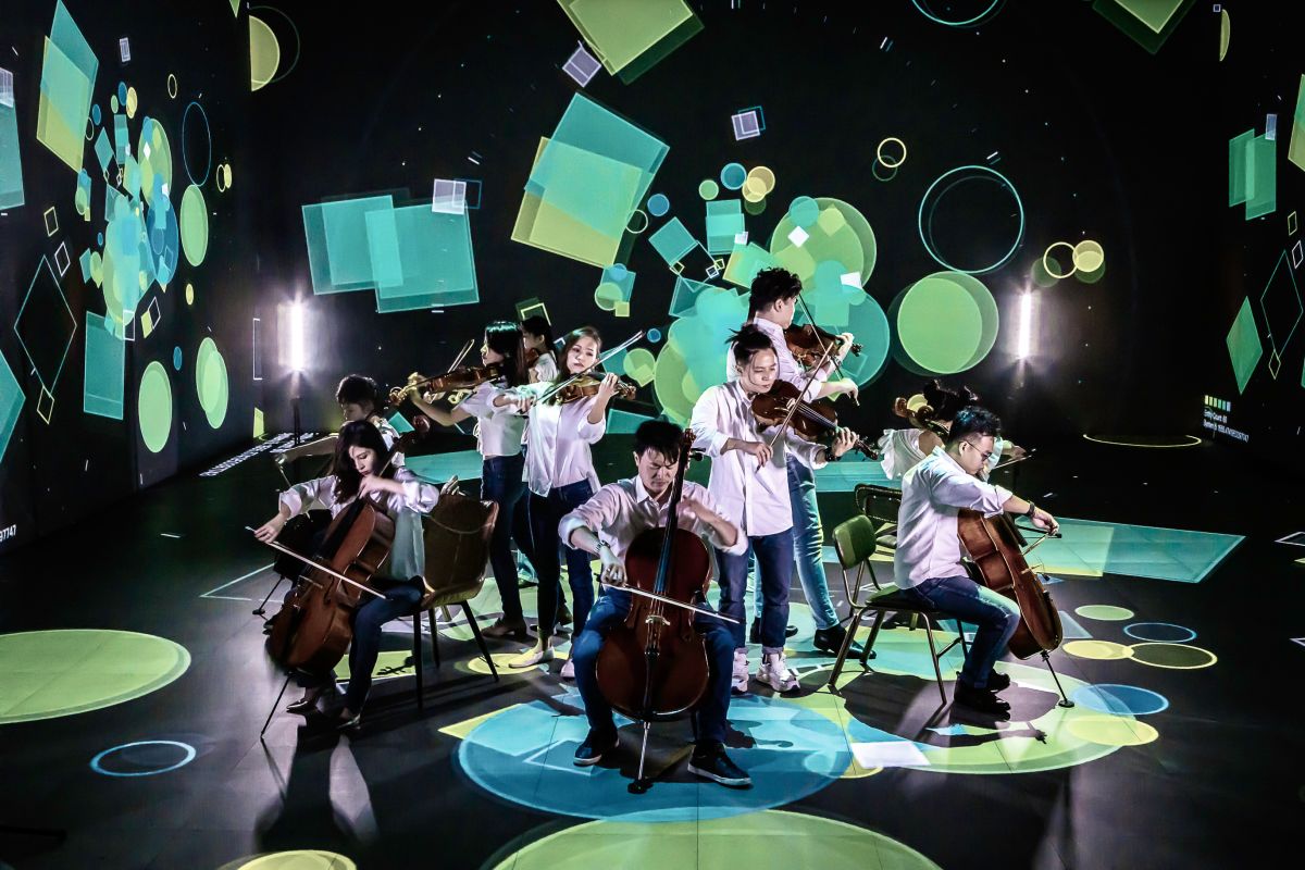 ▲宏碁創辦人施振榮力促文化與科技跨域整合，促使双融域、生成式藝術家吳哲宇、灣聲樂團三方首度攜手跨域合作。（圖／施振榮辦公室提供）