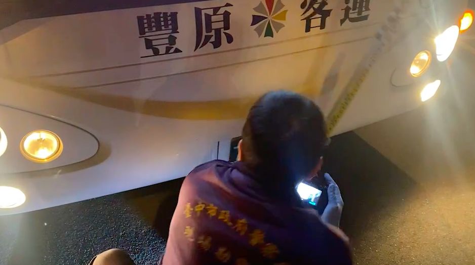 ▲1家3口過斑馬線遭台中公車左轉撞上，30歲母親和1歲男童傷重不治，外籍夫受輕傷死裡逃生，卻與家人從此天人永隔。（圖／翻攝畫面）