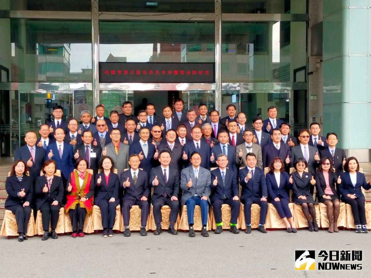 ▲張善政主持首次市政會議前，和小內閣成員在市府前合影。（圖／記者李春台攝，2022.12.28）