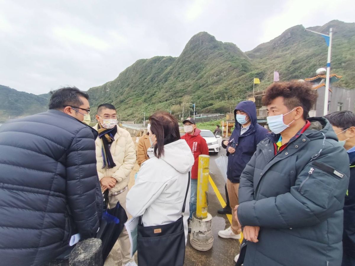 ▲謝國樑到大武崙沙灘了解海面變紅色現象，經了解原來是學生在做研究計畫，指示學術研究應做好程序管理與宣導。（圖 ／基隆市政府提供）