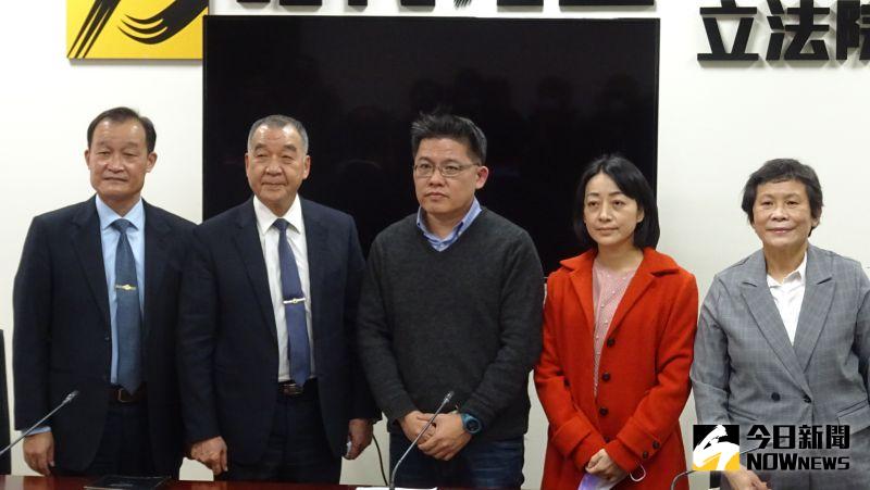 ▲國防部長邱國正（左二）就兵役延長案拜會立法院時代力量黨團。（圖／記者呂炯昌攝，2022.12/28）