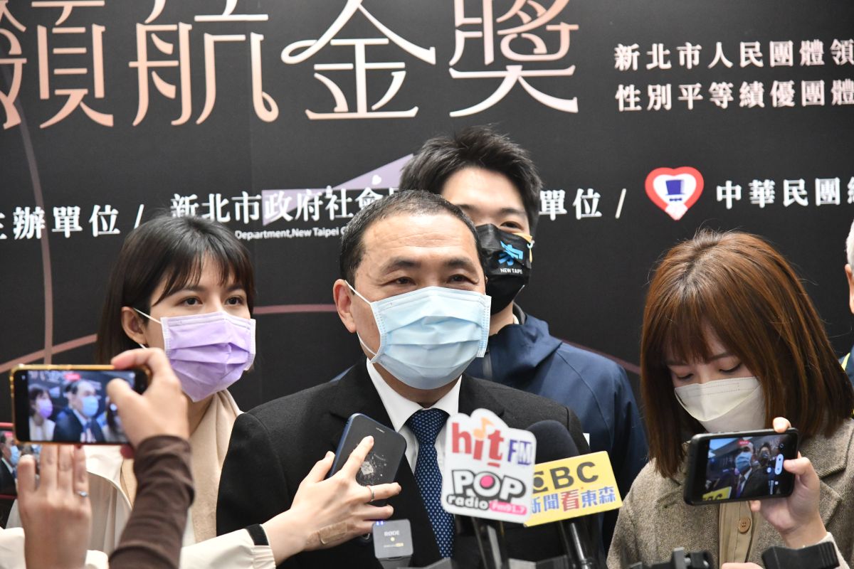 ▲針對捷運雙北環狀線移交新北市，侯友宜受訪證實正按照營運計畫做交接的準備，以分階段、讓營運不中斷，讓兩市交接順利。（圖 ／記者吳嘉億攝，2022.12.28）