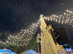報導 ▲「北極雪」積雪的白色小屋,垂墜的燈串,如北極星光點點閃耀,真的非常的療癒人心。(圖/品牌提供)