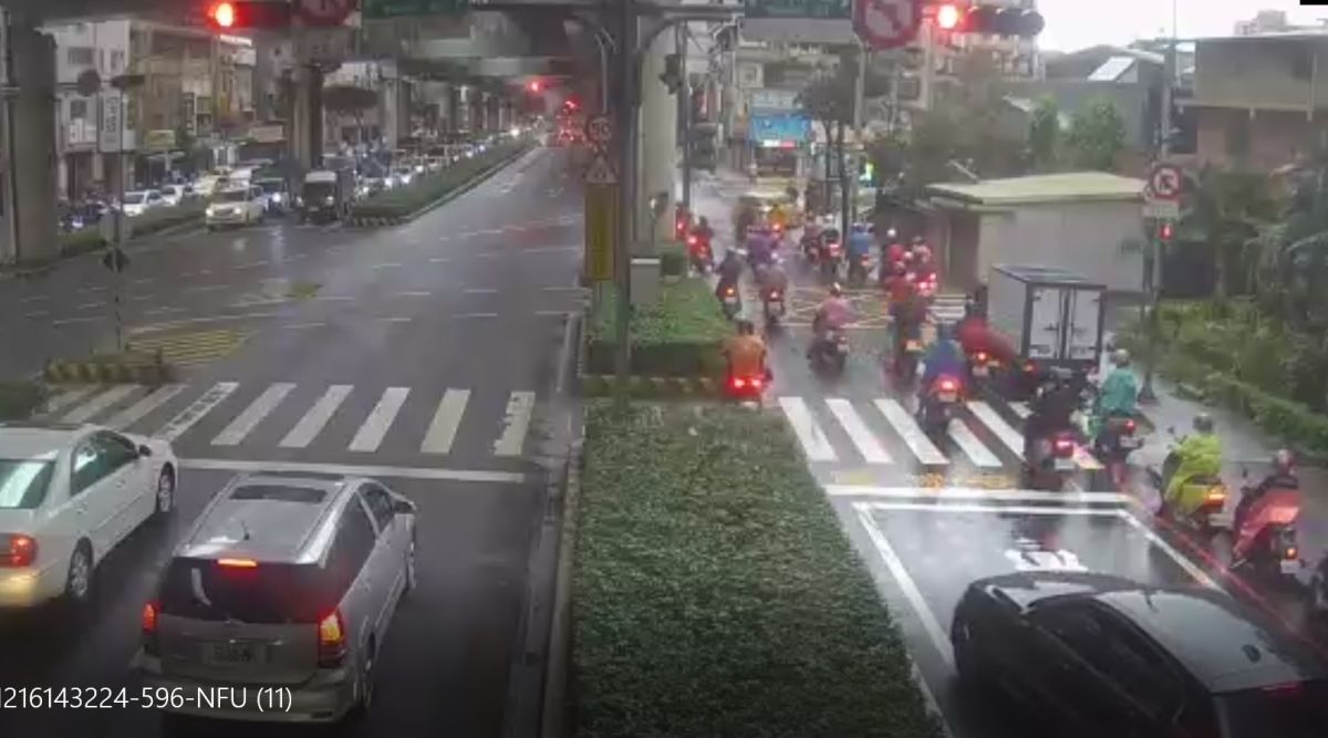 ▲一名網友因禮讓救護車超越停止線，遭監視器拍下，隔沒多久便收到「闖紅燈」罰單。（圖／翻攝畫面）