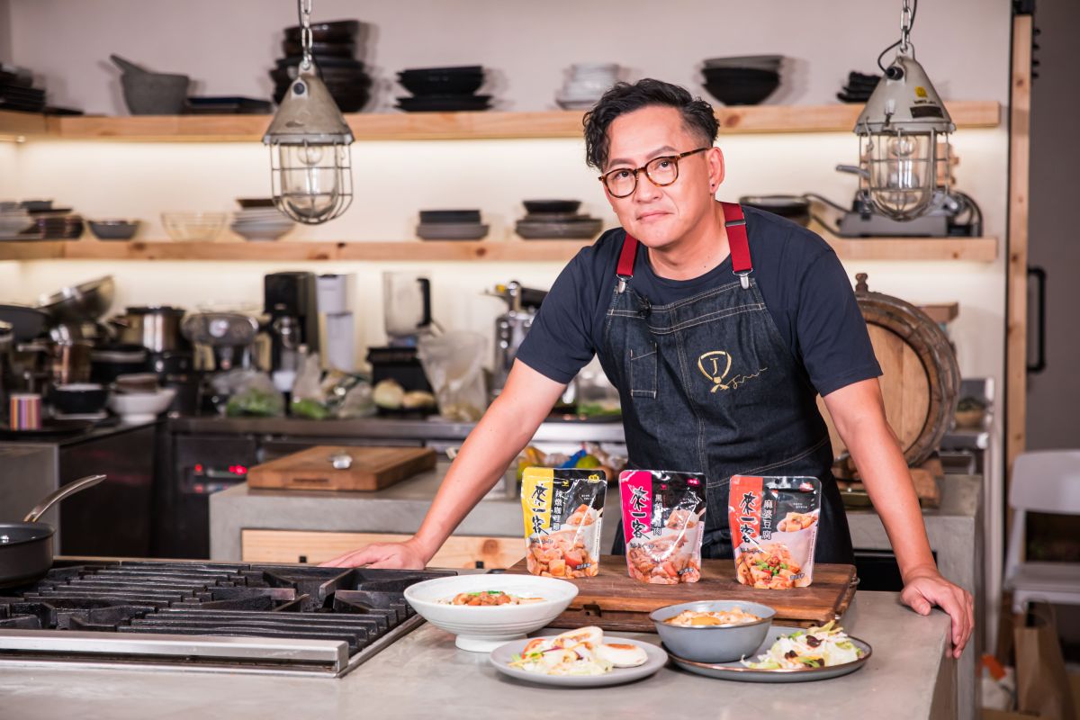 ▲型男主廚也讚聲！詹姆士：「用『這包』省去繁瑣步驟又能品嘗到料多實在的美味！」（圖／品牌提供）