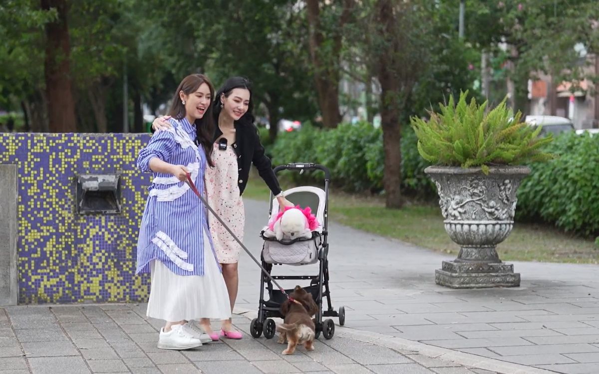 ▲吳姍儒（左）向王思佳（右）討教育兒方式。（圖／TVBS提供）