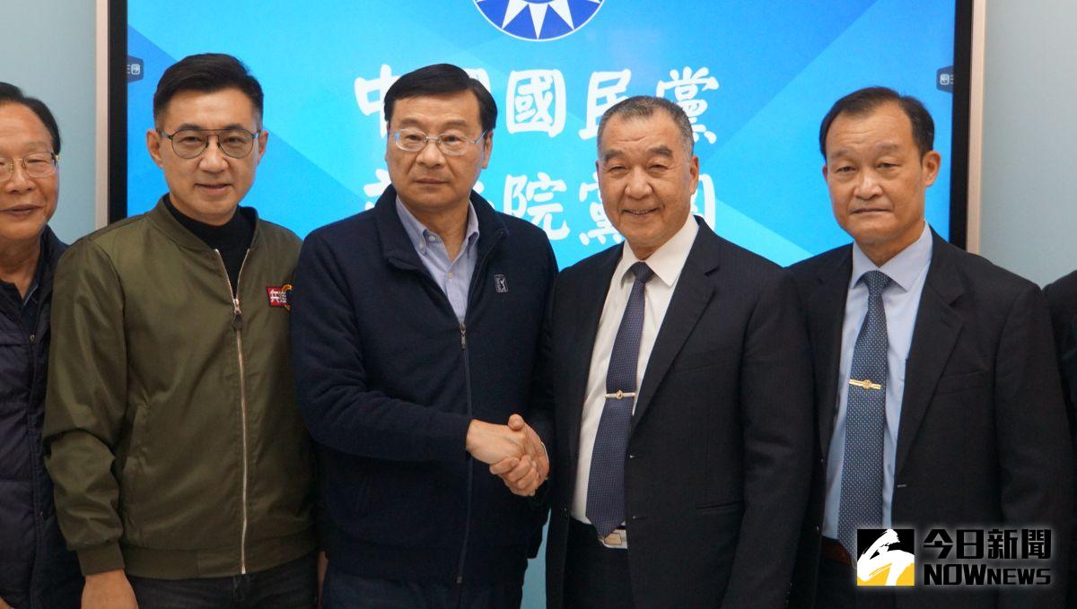 ▲國防部長邱國正（右二）拜會國民黨立法院黨團，說明「強化全民國防兵力結構調整方案」。（圖／記者呂炯昌攝，2022.12.28）