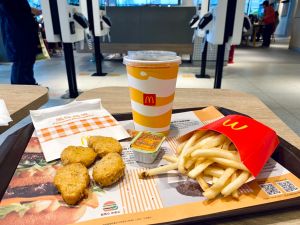 跨年8大速食優惠狂歡!麥當勞「買1送1」 肯德基炸雞1元 ▲跨年宅在家也有方便速食優惠陪狂歡!麥當勞歡樂送「買1送1」,肯德基預定快取爽吃「1元炸雞和蛋撻」,還有多組隱藏優惠代碼被挖出!漢堡王「7款買1送1」,繼光香香雞3款人氣餐點「買1送1」,Mister Donut甜甜圈「任選10入299元」等8大速食必吃優惠。(圖/記者蕭涵云攝)
