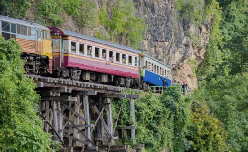 ▲泰國知名景點「死亡鐵路」，近日發生一起遊客為拍照跌落火車死亡意外。（圖／翻攝自tielandtothailand.com）