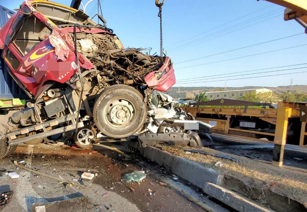 ▲台中市清水區臨港路27日發生8車連撞事故，其中1輛自小客車內有2人一度受困車內，脫困送醫1死1重傷，另2名駕駛送醫輕傷無礙，確切肇事原因待警方調查釐清。（圖／民眾提供）