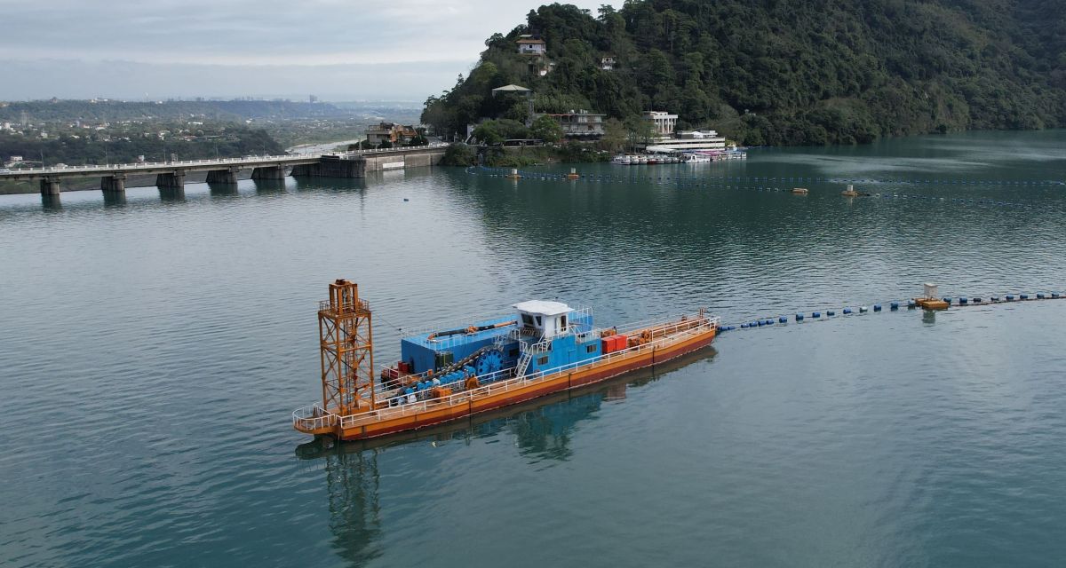 ▲石門水庫清淤多管齊下，同時採用陸挖、抽泥、排砂隧道水力排砂等方式清除水庫淤泥。圖為抽泥船。（圖／北水局提供）