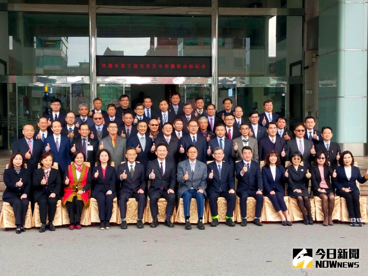 ▲桃園市政府小內閣再添新血，張善政對即將加入市府團隊的三名夥伴有高度期待，也對他們有十足的信心。圖為今日市長張善政與各局處首長於府前合影。（圖／記者李春台攝，2022.12.28）