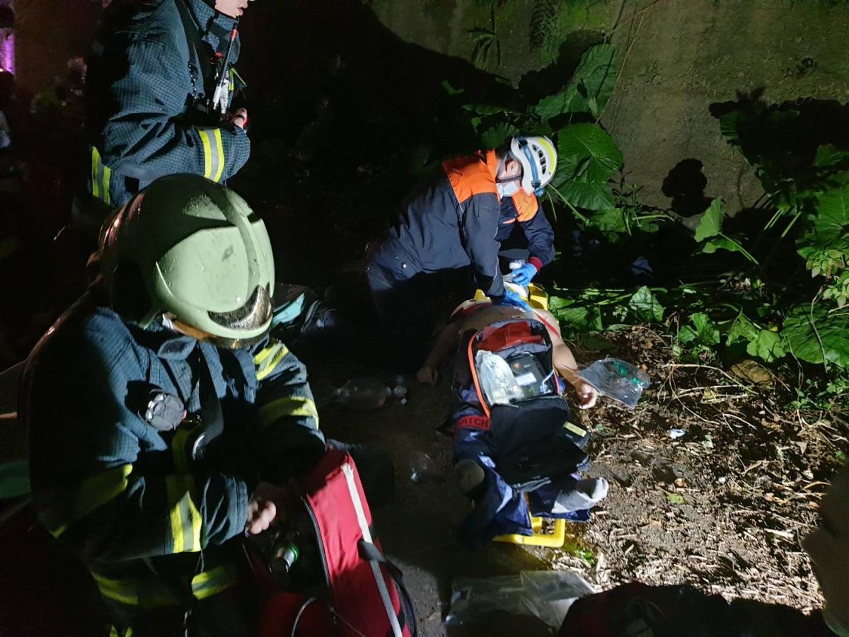 ▲台北市一名50歲男子今（28）日騎車行經文山區富德公墓，由於不明原因摔落邊坡，該男子被救出後失去呼吸心跳，緊急搶救中。（圖／翻攝畫面）