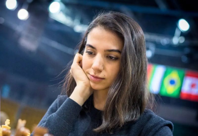 ▲伊朗西洋棋女子選手哈德（Sara Khadem）在哈薩克參加國際比賽時沒戴頭巾，似乎在聲援國內的反政府示威。（圖／翻攝自Fox News）