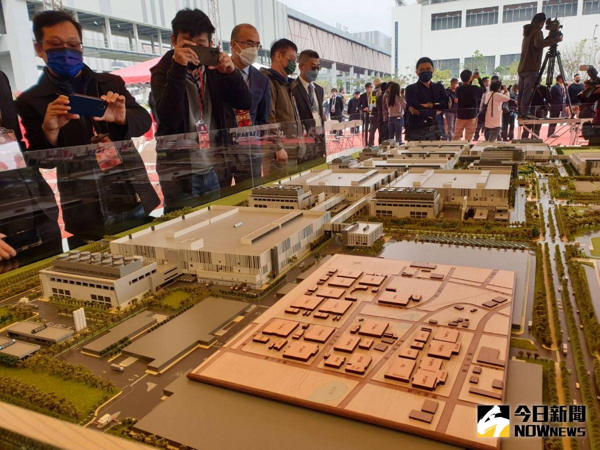 ▲位於南科的晶圓十八廠，為台積電生產 5 奈米及 3 奈米製程技術的超大晶圓廠，總投資金額超過新台幣 1兆 8600 億元。圖為晶圓十八廠全區模型。（圖／記者許家禎攝）
