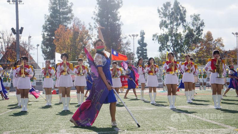 ▲北一女樂儀旗隊赴美國參加2023年玫瑰花車遊行，28日在洛杉磯近郊的一所高中運動場首次排練。中央社記者林宏翰洛杉磯攝