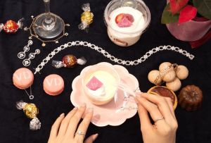 業配 ▲結合法式甜點及香檳,展現Vivienne Diamant珠寶親和力及品牌氛圍。(圖/品牌提供)