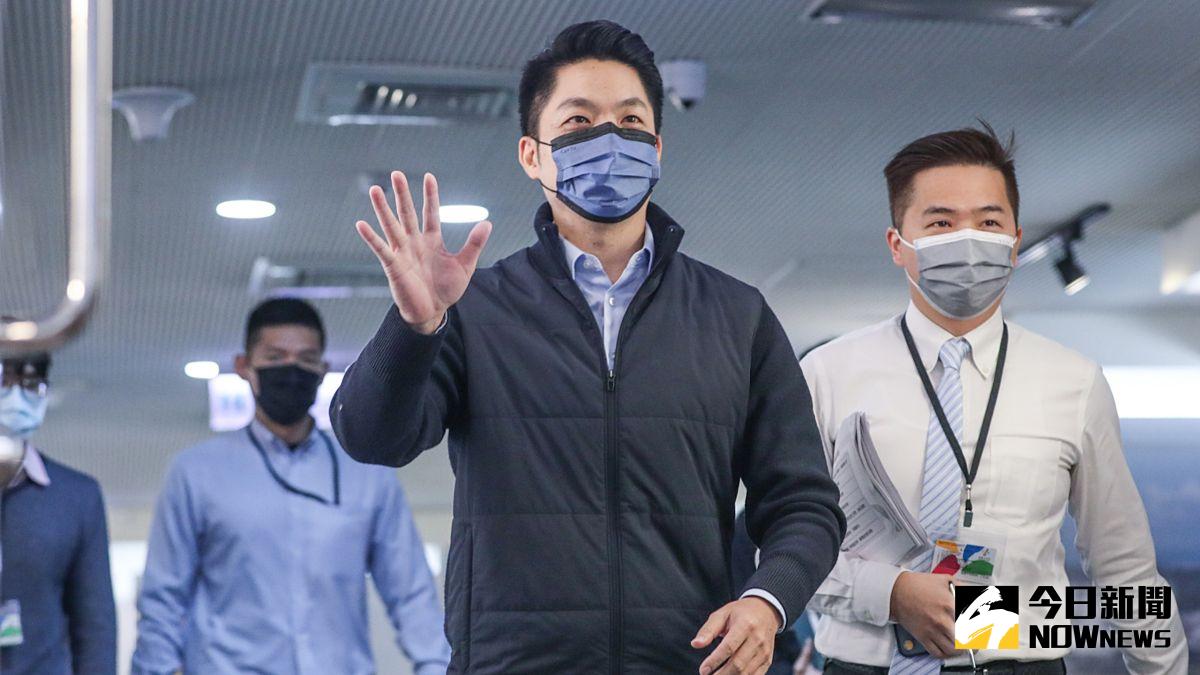 ▲針對跨年主視覺設計，市府額外加字作為耶誕文宣，卻疑似沒有經過原設計者同意一事，台北市長蔣萬安29日回應，都有要求廠商在變更設計時，要經過原設計者的同意且看過。（圖／記者丁上程攝，2022.12.29）