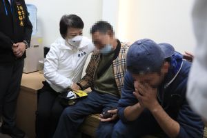 ▲台中市長盧秀燕昨到醫院慰問被公車撞死的母嬰家屬。（圖／台中市政府提供，2022.12.29）