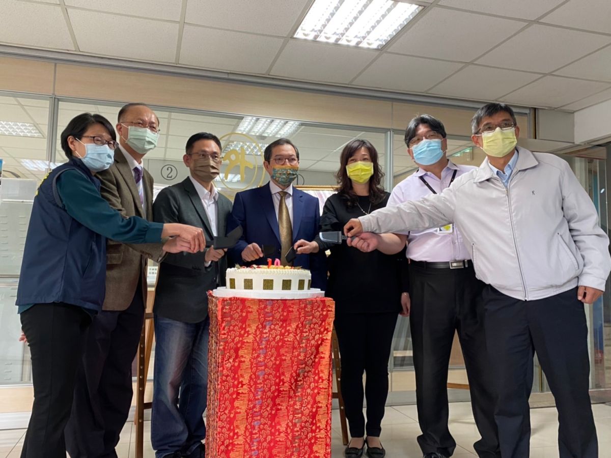 ▲外交部雲嘉南辦事處歡慶成立10週年，處長蕭勝中（左四）邀請行政院雲嘉南服務中心執行長許根尉（左三）、首任外交部雲嘉南辦事處處長杜聖觀、移民署嘉義市服務站主任黃艷薰（左一）等與會人員。（圖／移民署）