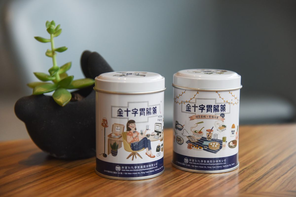 ▲台灣經典品牌金十字胃腸藥首次與台灣新銳插畫家33攜手合作，以《好好生活學》為題，提醒大家好好吃飯、好好生活，用心體驗日常的樣貌。（圖／記者陳明安攝）