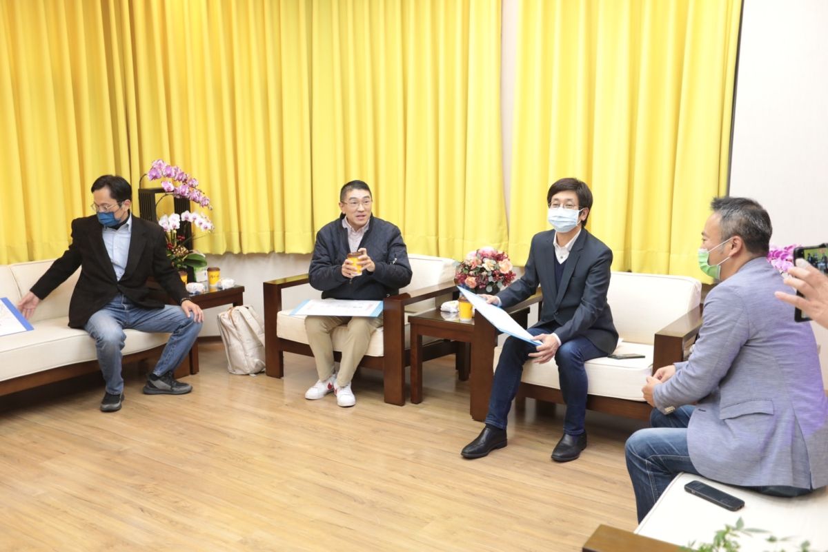 ▲謝國樑與蔡適應於基隆市政府會面，期盼共同推動未來台鐵基隆到南港交通直達車事宜，讓基隆更好。（圖 ／基隆市政府提供）