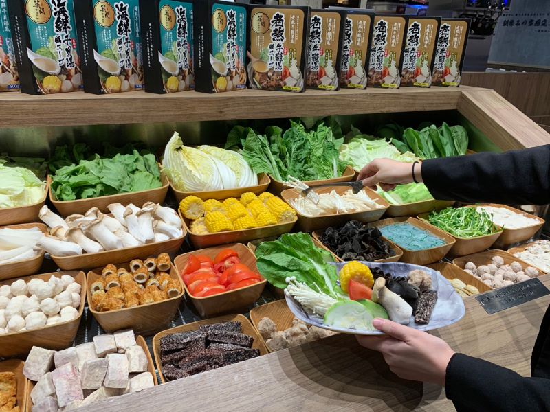 ▲▼更幸福的是,新店京站還有全新型態豐富菜盤自助吧、HERSHEY’S巧克力冰沙機、現磨莫凡彼咖啡機等等,跟進最潮吃鍋新趨勢。(圖/記者汪睿琦攝)