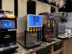 更幸福的是,新店京站還有全新型態豐富菜盤自助吧、HERSHEY’S巧克力冰沙機、現磨莫凡彼咖啡機等等,跟進最潮吃鍋新趨勢。(圖/記者汪睿琦攝)