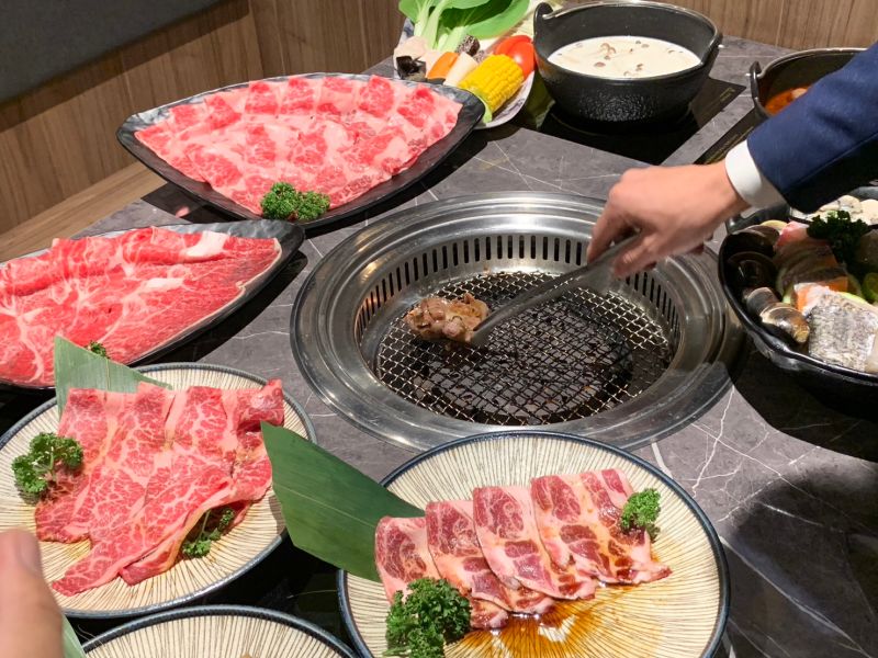 ▲伊比利後切豬肉片淋上靈魂特調醬汁,烤至全熟入口軟嫩富嚼勁,讓現場媒體嘗過都說「比火鍋好吃!」(圖/記者汪睿琦攝)