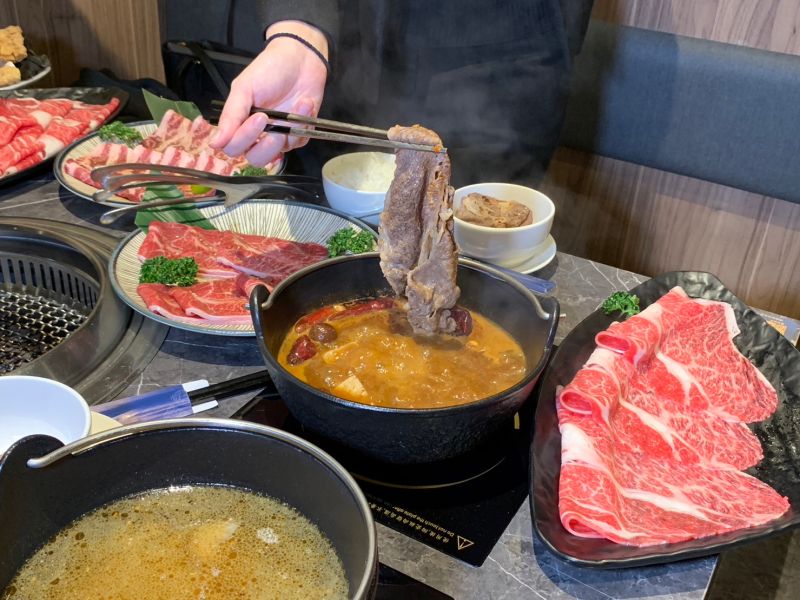 ▲築間熱賣霜降牛肉鍋、松阪豬肉鍋也持續熱賣,冬季獨家「老佛爺御膳湯底」香氣濃郁,不但有雞湯的精華,還有昆布的清甜,繼暖身又開胃,絕對適合氣溫驟降的天氣享用!(圖/記者汪睿琦攝)