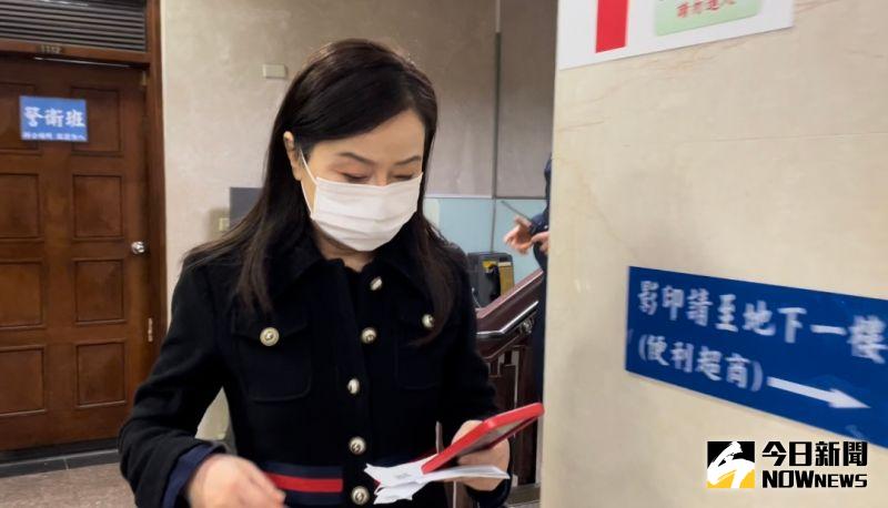 ▲名嘴周玉蔻29日下午來北檢接受偵訊(圖/記者潘千詩攝,2022.12.29)