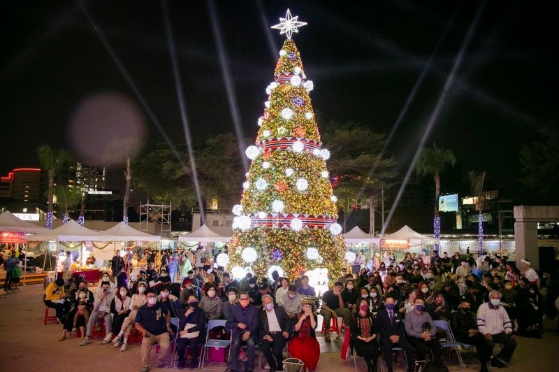 ▲今年台南除了集結台、日、韓眾巨星開唱的精彩「台南好YOUNG跨年晚會」外，台南觀旅局也公布一系列跨年台南打卡行程，盛邀旅客「來台南跨年」！圖為遠東百貨台南成功店前聖誕樹。（圖／臺南市政府原住民族事務委員會提供）