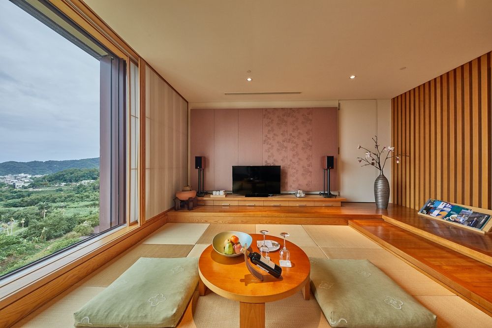 ▲跨年檔期商務旅店一晚被哄抬到要價近萬元才能入住，但這還不是最狂，網紅Joeman開箱「1晚6萬元」的礁溪老爺酒店，退房還可以把要價7萬元的真空管音響組帶回家。（圖／老爺集團提供）