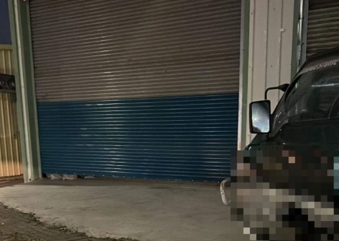 ▲高雄市大寮區保福路一處鐵皮工廠發生槍擊案，造成1死1傷，槍手今天被發現疑似自戕，陳屍墓園。（圖／民眾提供）