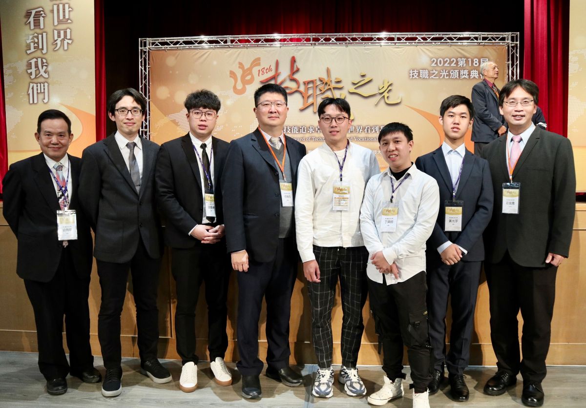 ▲北科大技職之光獲獎學生們與副校長任貽均（左四）、研發長莊賀喬（右一）、工設系主任鄭孟淙（左二）合影。（圖／品牌提供）