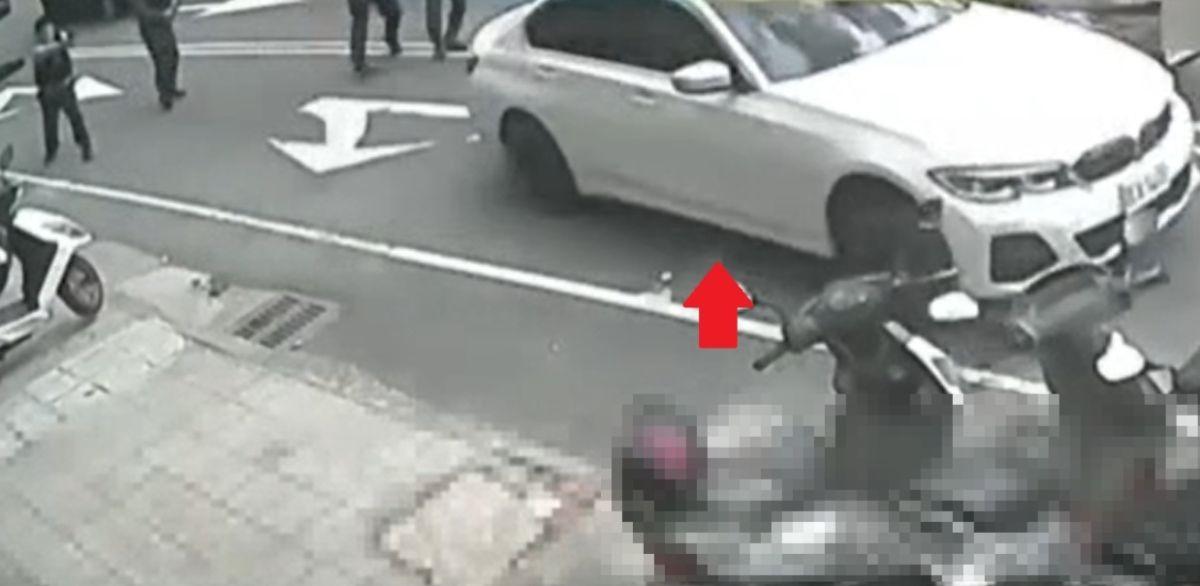 ▲犯嫌被包圍後，竟猛踩油門撞開警車，雖警方立刻掏槍回擊11槍，但仍遭對方逃脫。（圖／翻攝畫面）