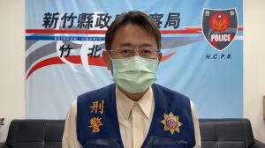 ▲竹北警分局偵查隊長黃志鵬表示，目前正全力追緝中。（圖／翻攝畫面）