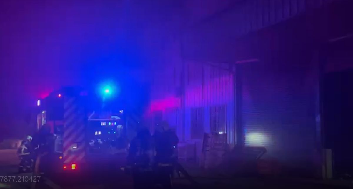 ▲台中市豐原區東洲路上一處工廠，今天（29日）晚間7時許驚傳火警。（圖／翻攝畫面）