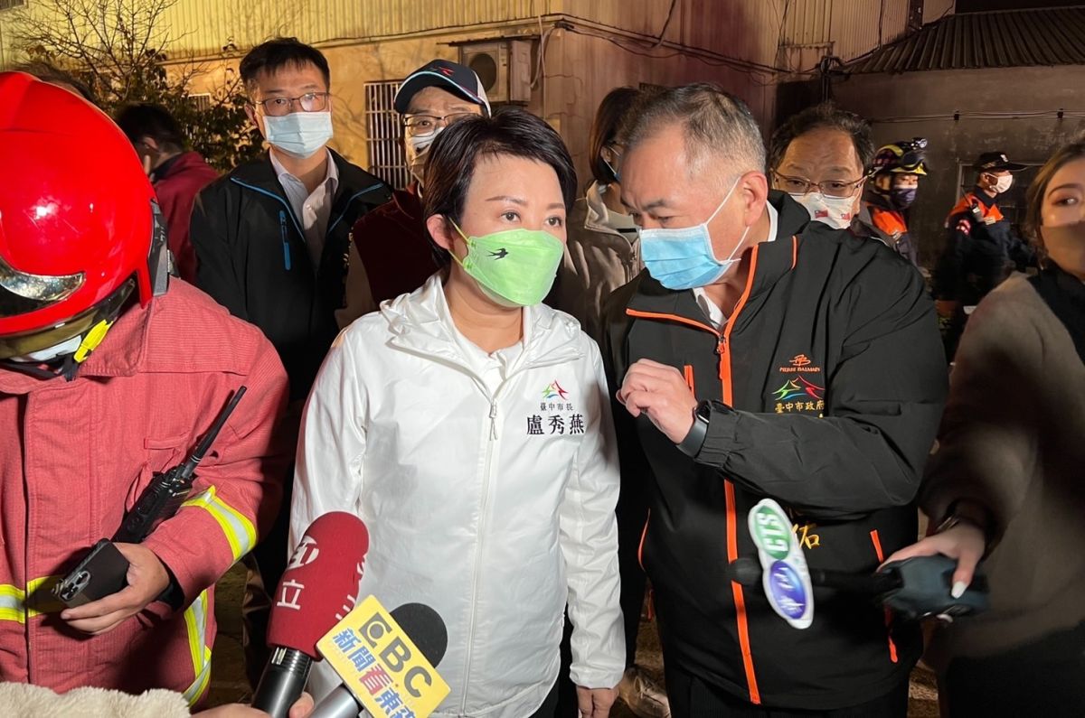 ▲豐原一家工廠倉庫昨日發生火警，奪走4條人命，台中市長盧秀燕趕也往現場了解。台中市都發局今日正式認定該倉庫為違建，勒令14日內自行拆除。（圖／台中市政府提供）