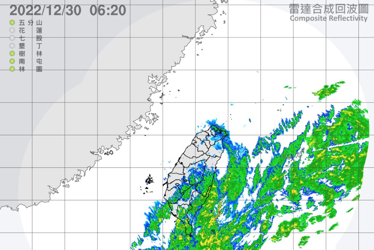 ▲中央氣象局表示，今（30）天受東北季風影響，迎風面的桃園以北、東半部及恆春半島降雨機率仍高，其中基隆北海岸、東北部地區及大台北山區下雨時間較長，有局部大雨發生的機率。（圖／翻攝自中央氣象局）