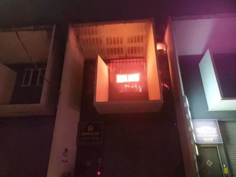 ▲台南市仁德區1家印刷工廠，昨（29）日深夜傳出火警。（圖／翻攝畫面）
